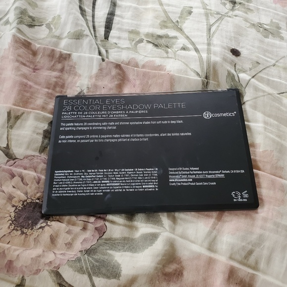 Urban outfitters 28 color eyeshadow palette - Picture 2 of 5